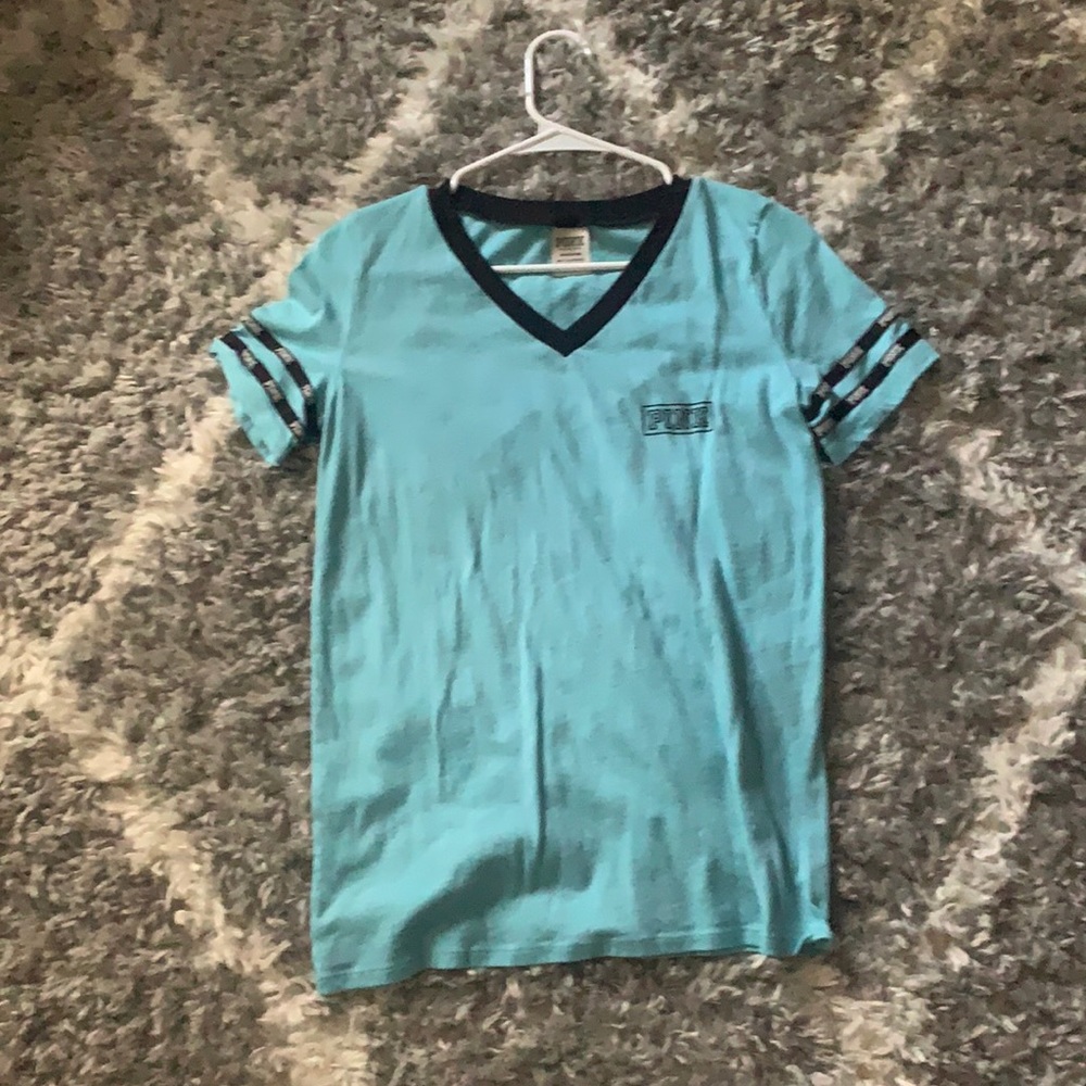 pink t shirt